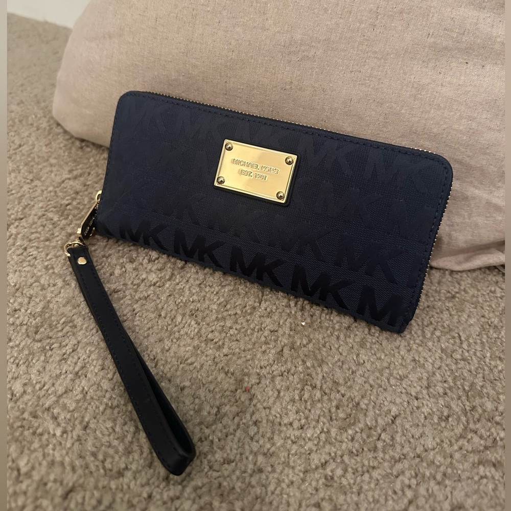New Navy Michael Kors wallet with wristlet. Continental Wallet. Never Used!
